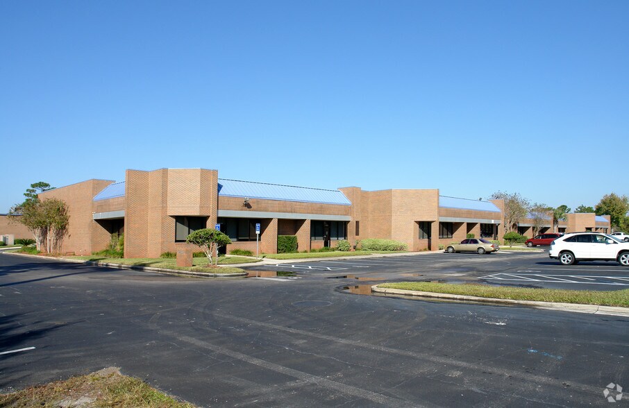 931 S Semoran Blvd, Winter Park, FL à louer - Photo principale – Image 1 sur 37