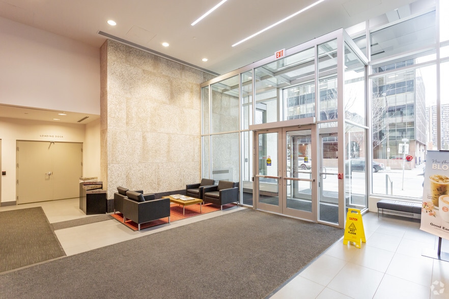 1221 8th St SW, Calgary, AB à louer - Hall d’entrée – Image 2 sur 6