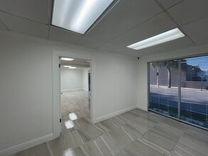 3008-3014 S Dixie Hwy, West Palm Beach, FL à louer Photo intérieure– Image 1 sur 5