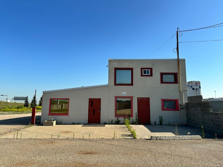 1810 Yellowhead Trl NE, Edmonton, AB à louer - Photo de l’immeuble – Image 2 sur 7