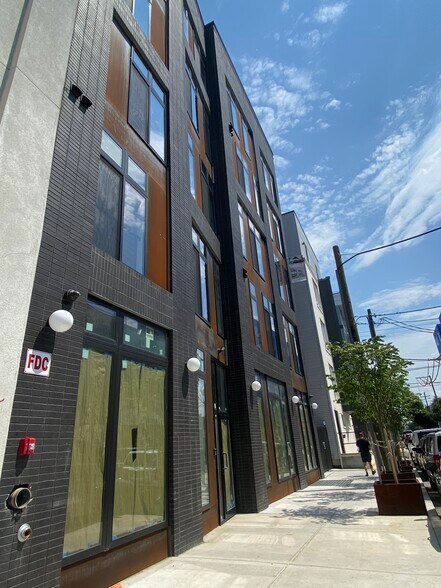 2370 Jasper St, Philadelphia, PA à louer - Photo de l’immeuble – Image 1 sur 9