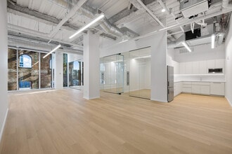 300 Kent Ave, Brooklyn, NY à louer Photo de l’immeuble– Image 1 sur 11