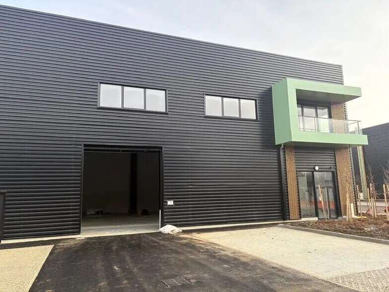 Local d’activités dans La Queue-en-Brie à louer - Photo de l’immeuble – Image 3 sur 18