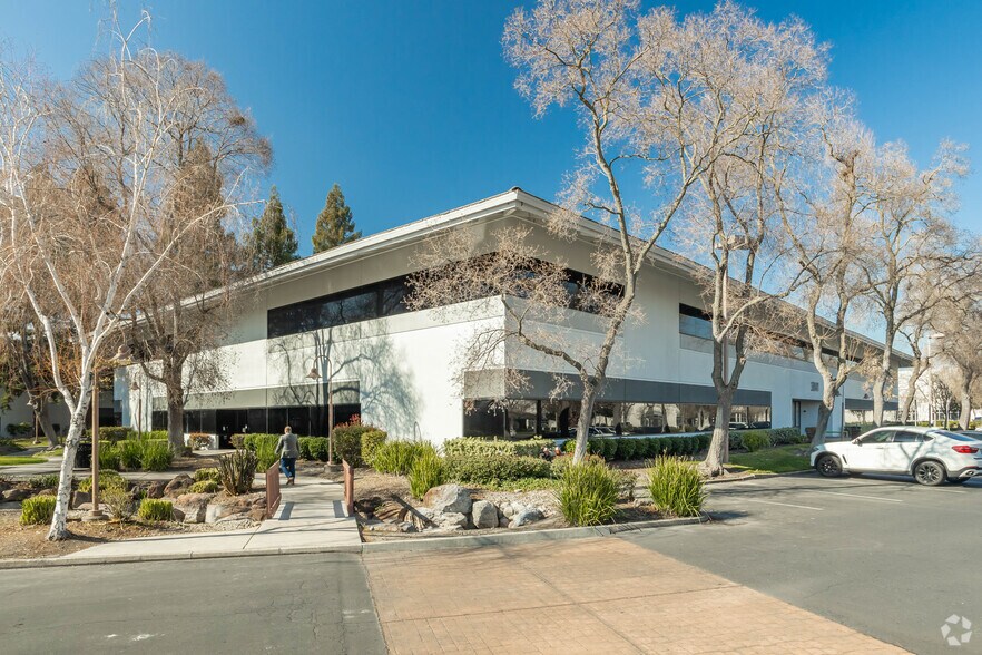 3841 N Freeway Blvd, Sacramento, CA à louer - Photo principale – Image 1 sur 6