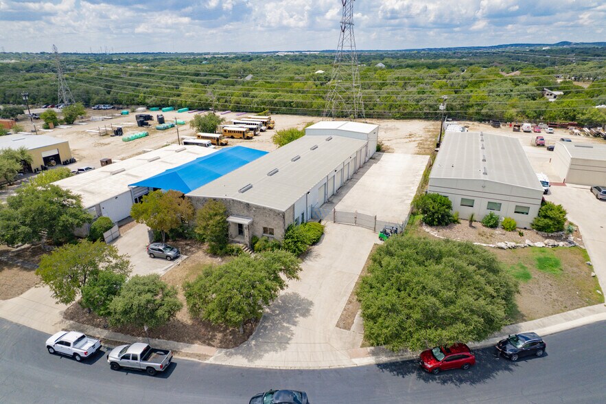 13403 Western Oak Dr, Helotes, TX à louer - Photo de l’immeuble – Image 1 sur 20