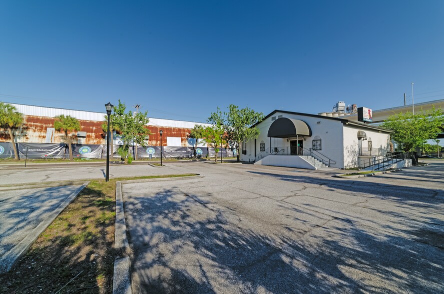 1620 Adamo Dr, Ybor City, FL à louer - Photo de l’immeuble – Image 2 sur 15