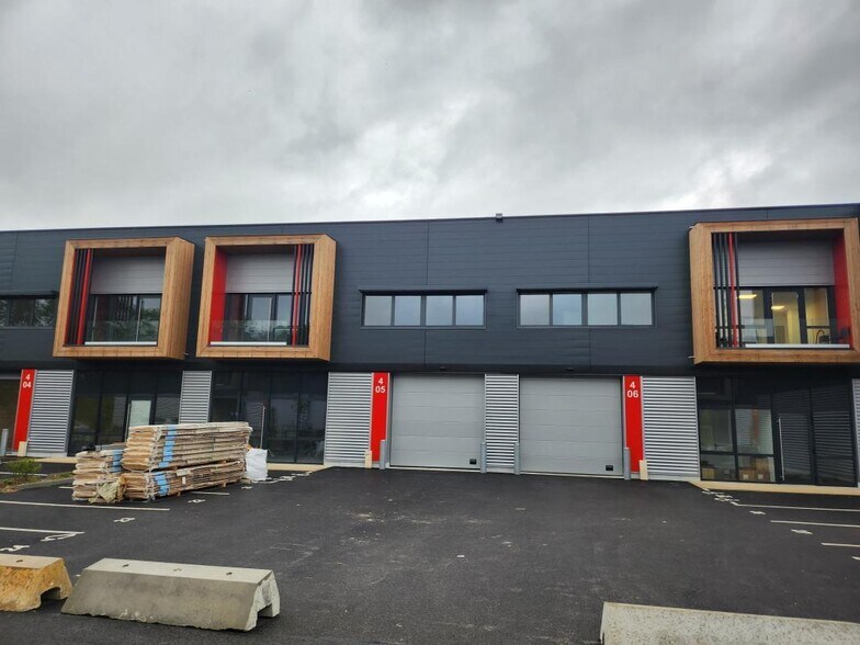Local d’activités dans Éragny à louer - Photo de l’immeuble – Image 2 sur 8