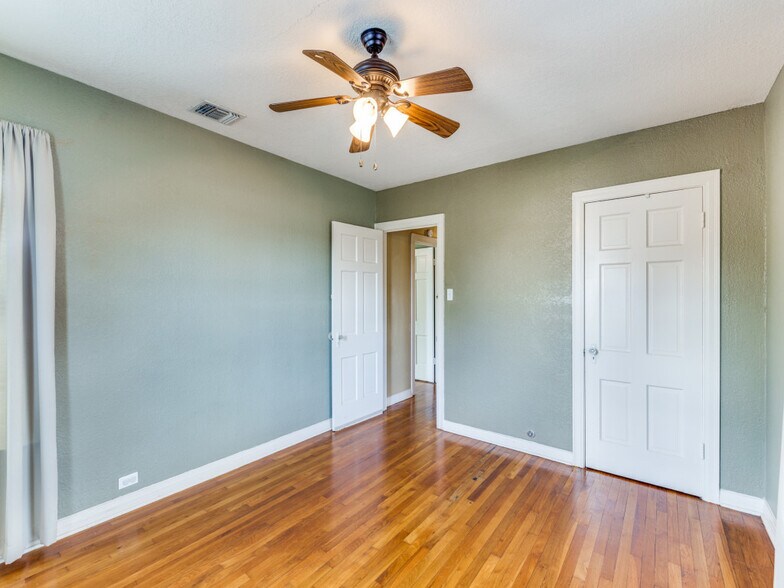 206 Sherwood Dr, San Antonio, TX à louer - Photo de l’immeuble – Image 2 sur 11