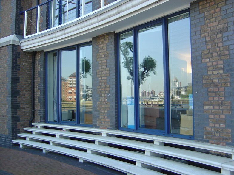 Clove Hitch Quay, Londres à louer - Photo de l’immeuble – Image 3 sur 6