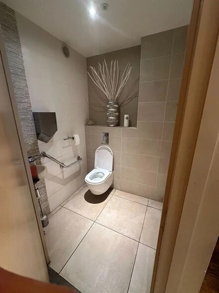 Local commercial dans Paris à louer - Photo de l’immeuble – Image 3 sur 6