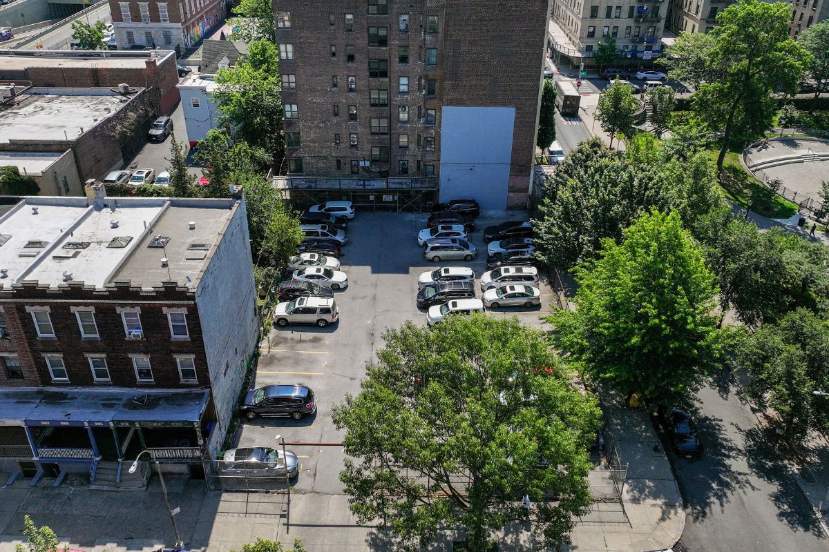 65 E 193rd St, Bronx, NY à vendre Photo de l’immeuble– Image 1 sur 8