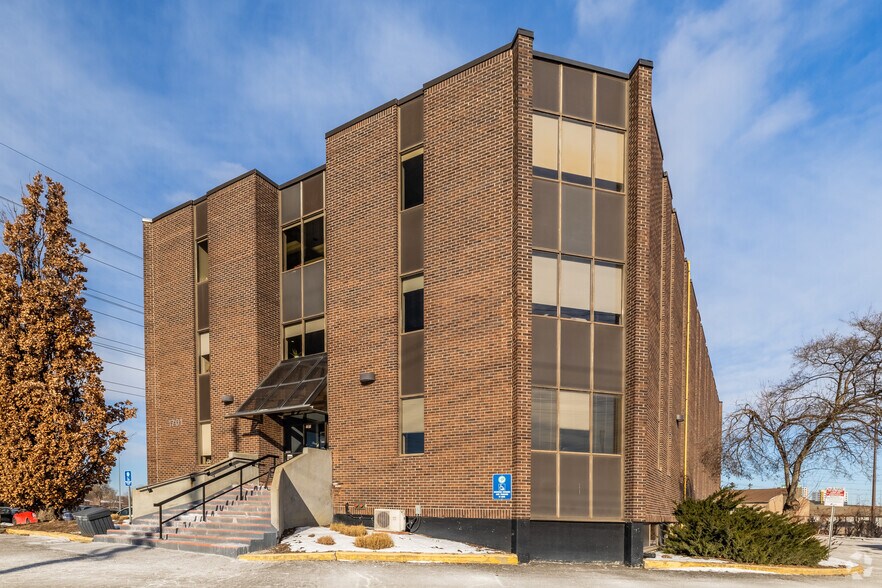 1701 Woodward Dr, Ottawa, ON à louer - Photo principale – Image 1 sur 10