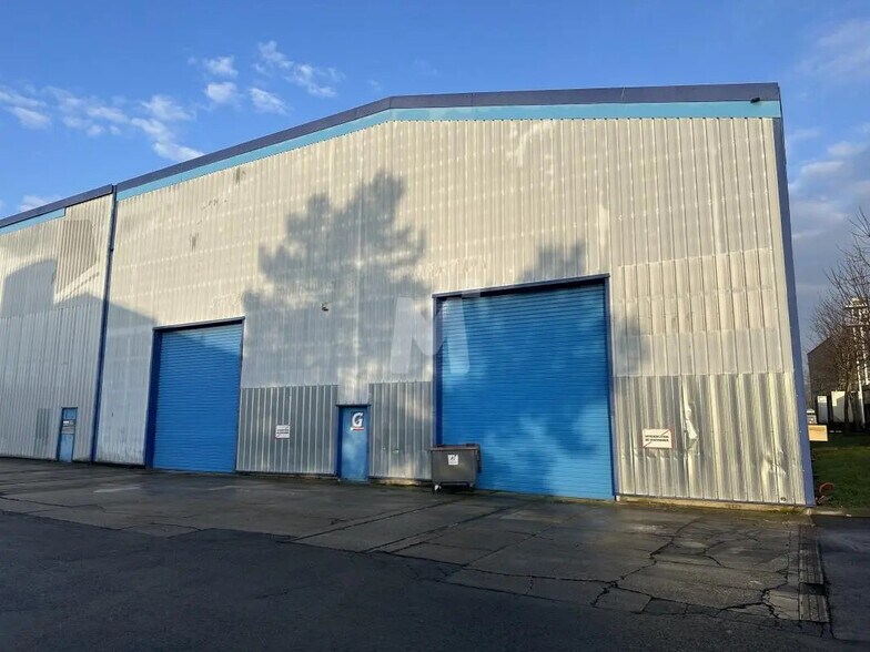 Local d’activités dans Corbeil-Essonnes à louer - Photo de l’immeuble – Image 3 sur 9