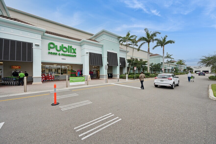 12870 Trade Way Four, Bonita Springs, FL à louer - Photo principale – Image 1 sur 17