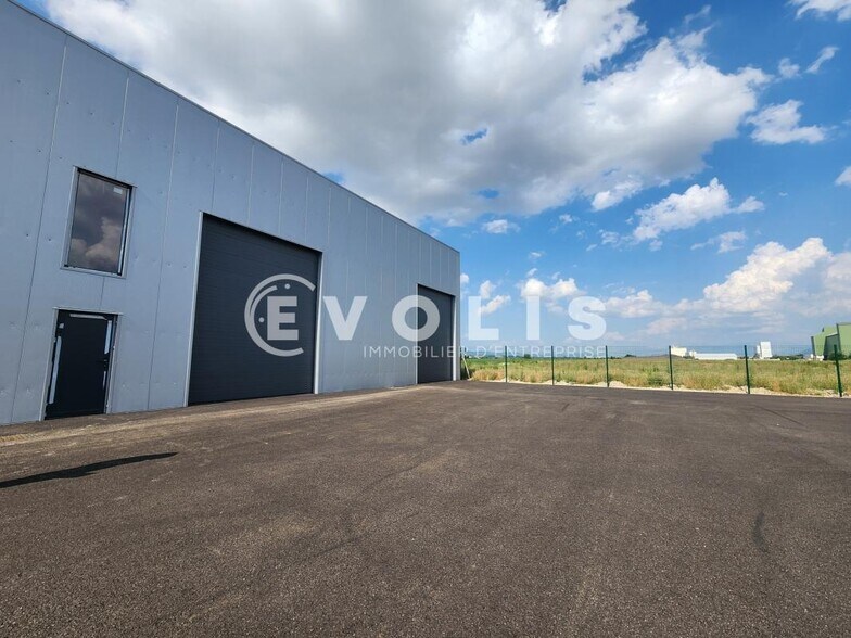 Local d’activités dans La Côte-Saint-André à louer - Photo de l’immeuble – Image 1 sur 13