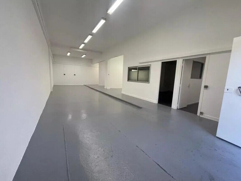 Industriel/Logistique dans Antibes à vendre - Photo de l’immeuble – Image 3 sur 14