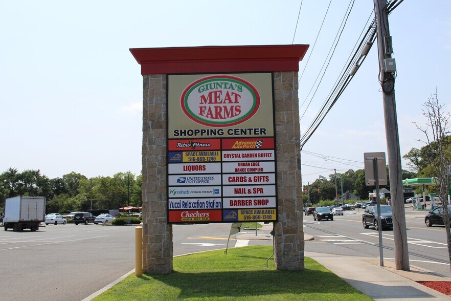 300-318 Portion Rd, Ronkonkoma, NY à louer - Photo de l’immeuble – Image 2 sur 13