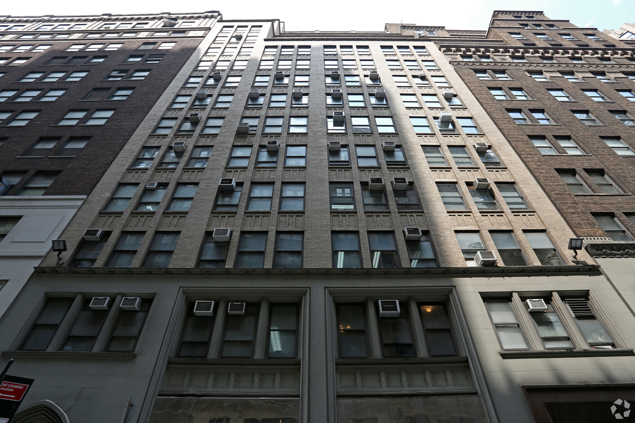 261 W 35th St, New York, NY à louer Photo de l’immeuble– Image 1 sur 13