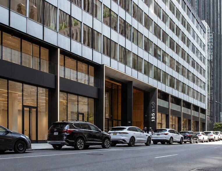 135 W 50th St, New York, NY à louer - Photo de l’immeuble – Image 1 sur 7