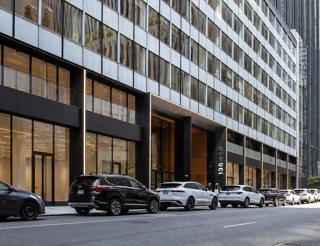 135 W 50th St, New York, NY à louer Photo de l’immeuble– Image 1 sur 8