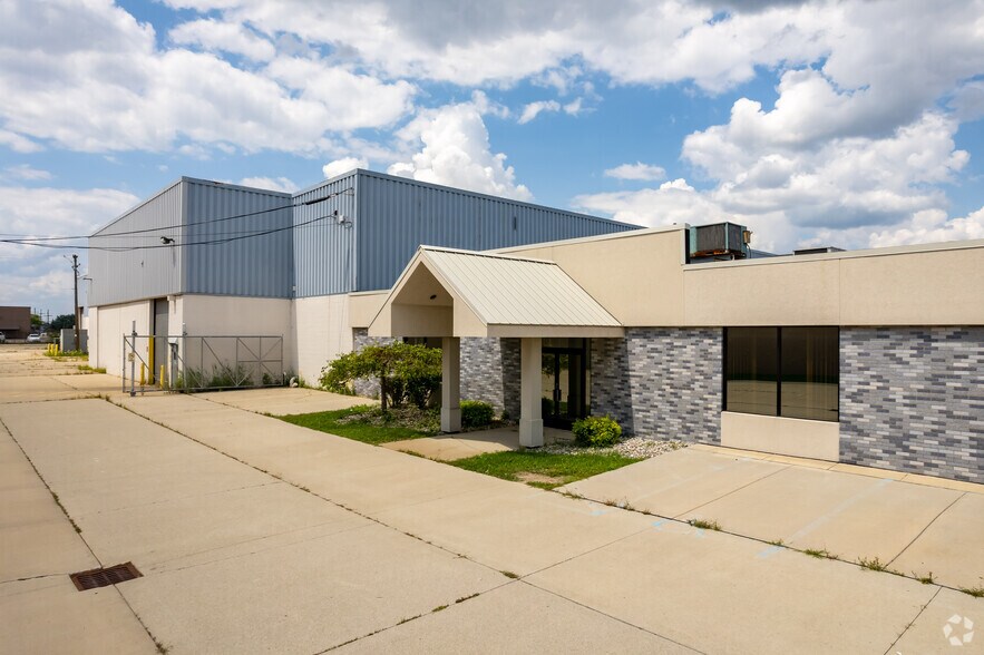 32471 Industrial Dr, Madison Heights, MI à louer - Photo de l’immeuble – Image 2 sur 11