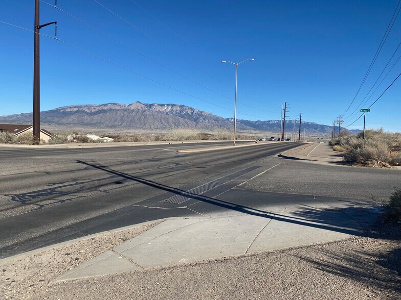 561 Vortex Rd NE, Rio Rancho, NM à vendre - Photo de l’immeuble – Image 3 sur 9