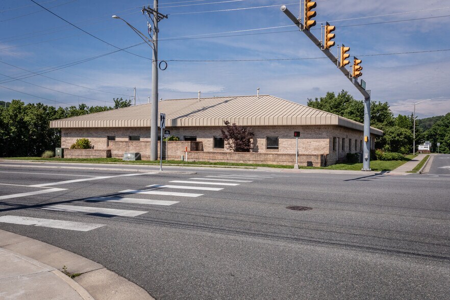 530 Neff Ave, Harrisonburg, VA à vendre - Photo de l’immeuble – Image 1 sur 38