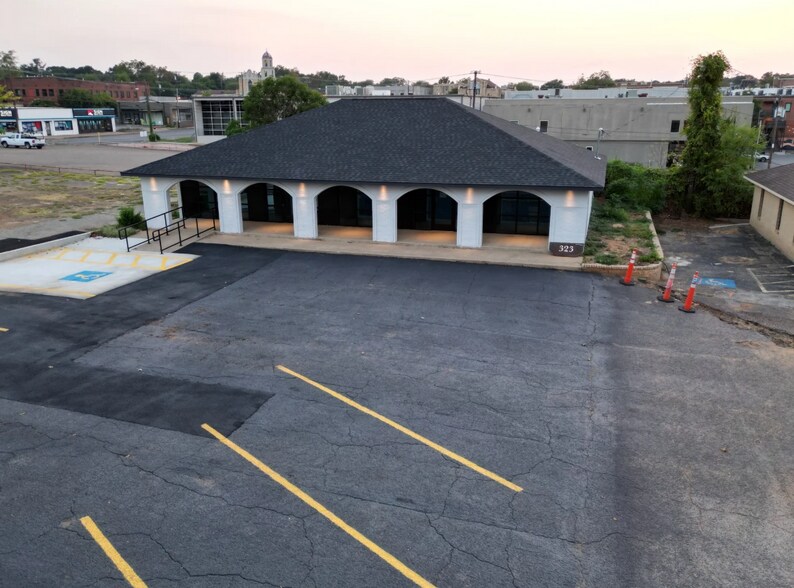 323 S Fannin Ave, Tyler, TX à louer - Photo de l’immeuble – Image 2 sur 9
