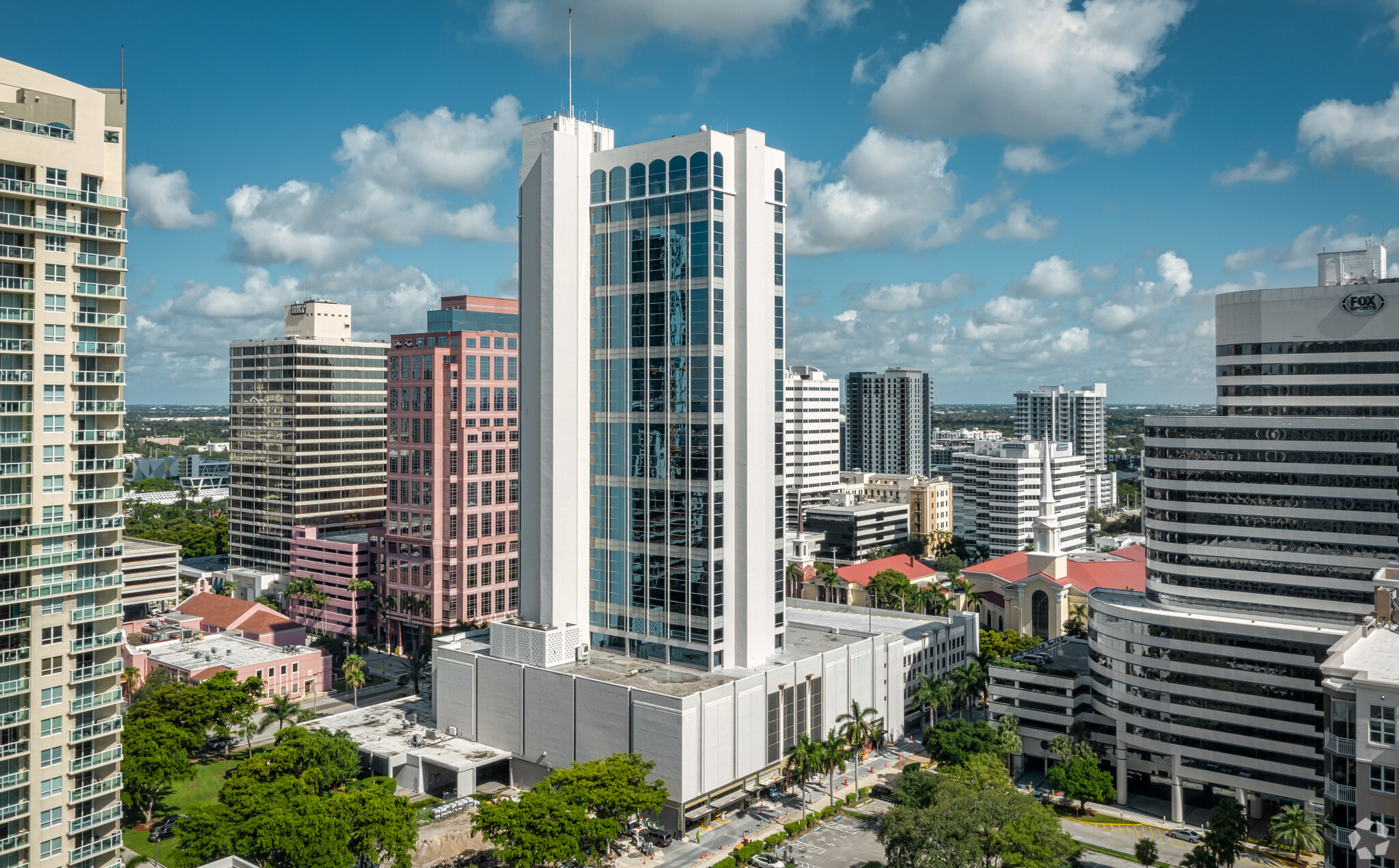 100 SE 3rd Ave, Fort Lauderdale, FL à louer Photo de l’immeuble– Image 1 sur 6