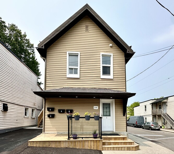 240 Marier Ave, Ottawa, ON à vendre - Photo principale – Image 1 sur 14