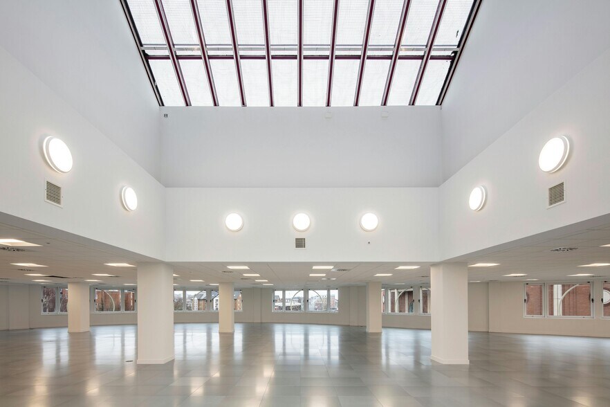 Wood St, Kingston Upon Thames à louer - Photo de l’immeuble – Image 3 sur 8