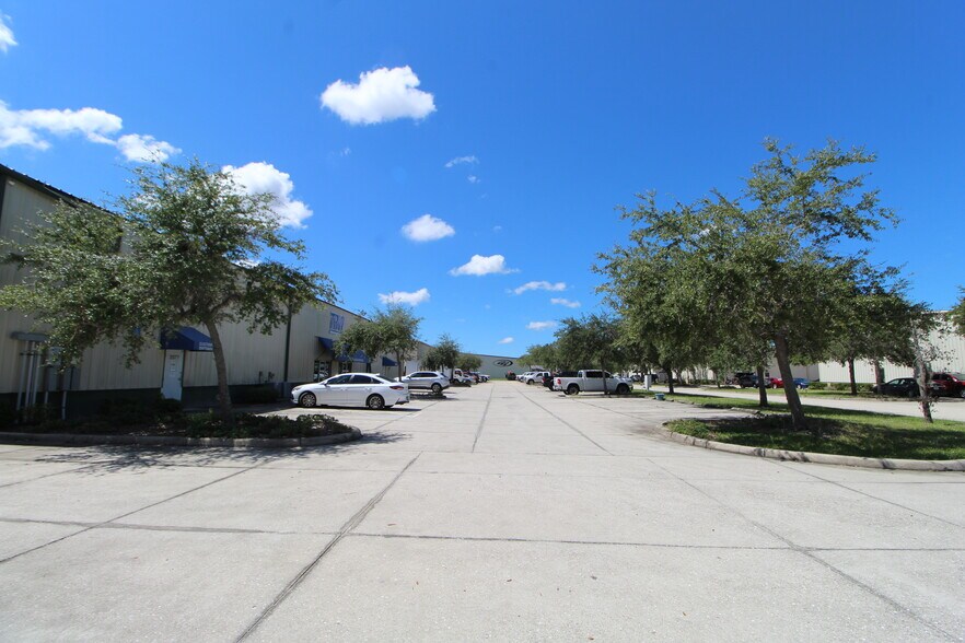 2077 E 58th Avenue Cir, Bradenton, FL à vendre - Photo de l’immeuble – Image 3 sur 14