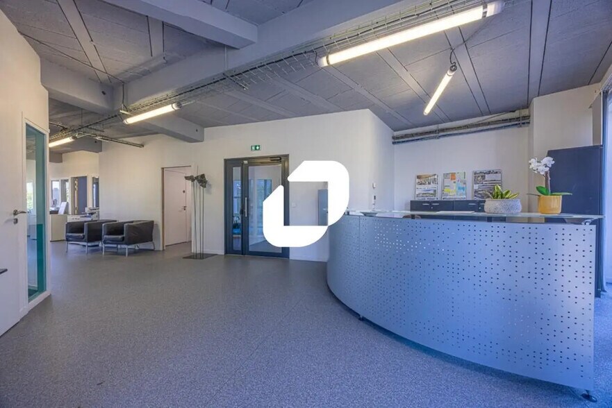 Bureau dans Combs-la-Ville à louer - Photo de l’immeuble – Image 1 sur 18