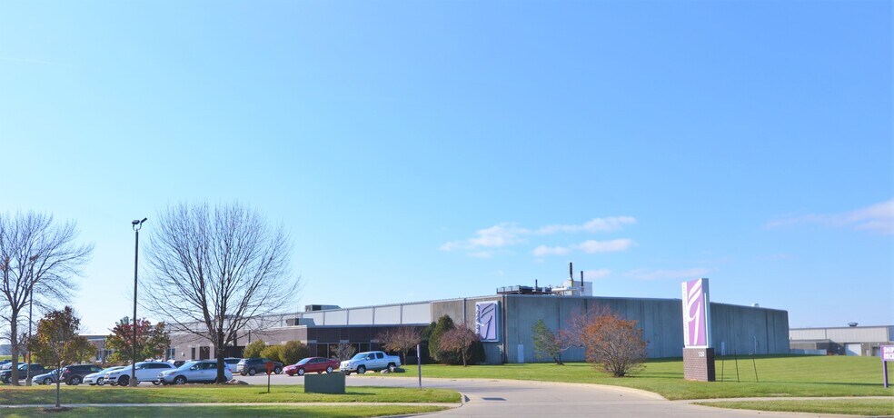 1250 N Center Point Rd, Hiawatha, IA à louer - Photo de l’immeuble – Image 3 sur 17