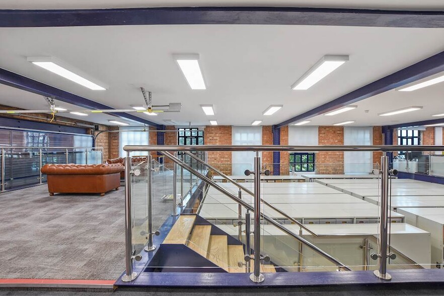 1 Linkfield Rd, Isleworth à vendre - Photo de l’immeuble – Image 2 sur 23