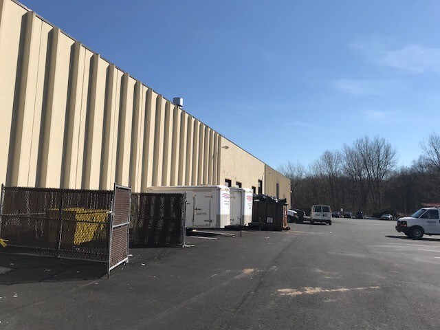 26 Law Dr, Fairfield, NJ à louer - Photo de l’immeuble – Image 2 sur 14