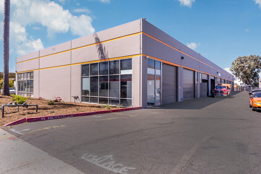 7645 Carroll Rd, San Diego, CA à louer - Photo de l’immeuble – Image 2 sur 5