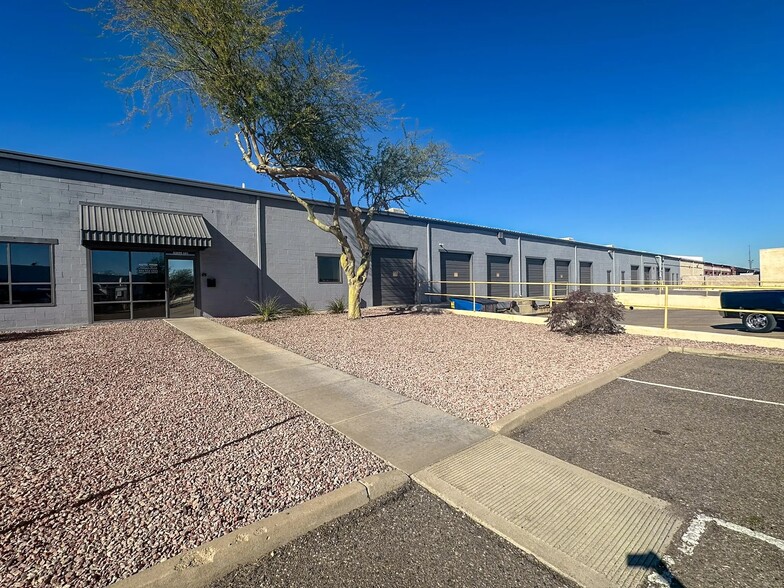 5555 N 51st Ave, Glendale, AZ à louer - Photo de l’immeuble – Image 2 sur 10