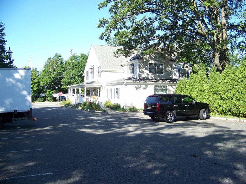 35 Seminary Ave, Chester, NJ à vendre - Photo de l’immeuble – Image 3 sur 7