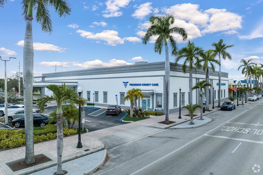 2700 Hollywood Blvd, Hollywood, FL à louer - Photo principale – Image 1 sur 8