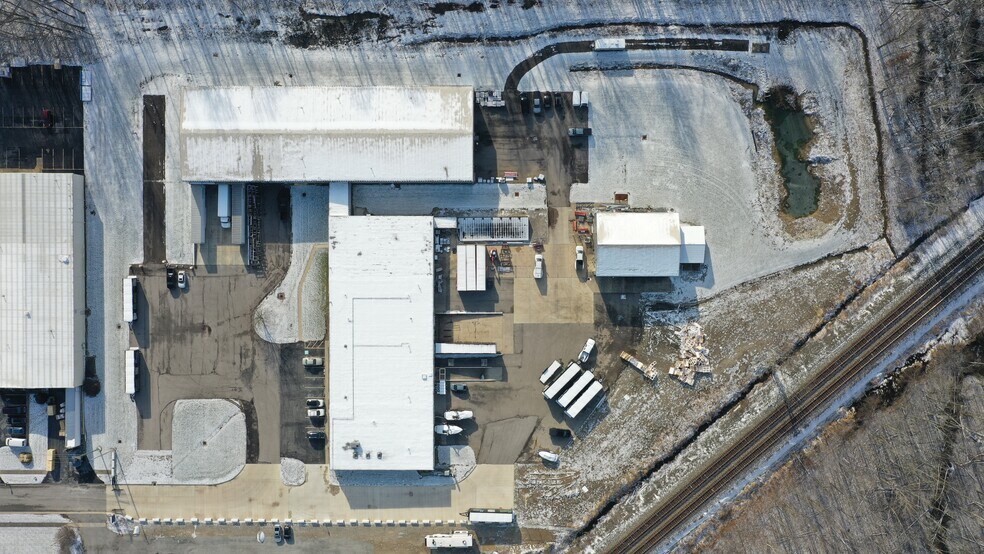 300 Commerce Dr, LaGrange, OH à vendre - Photo de l’immeuble – Image 2 sur 21