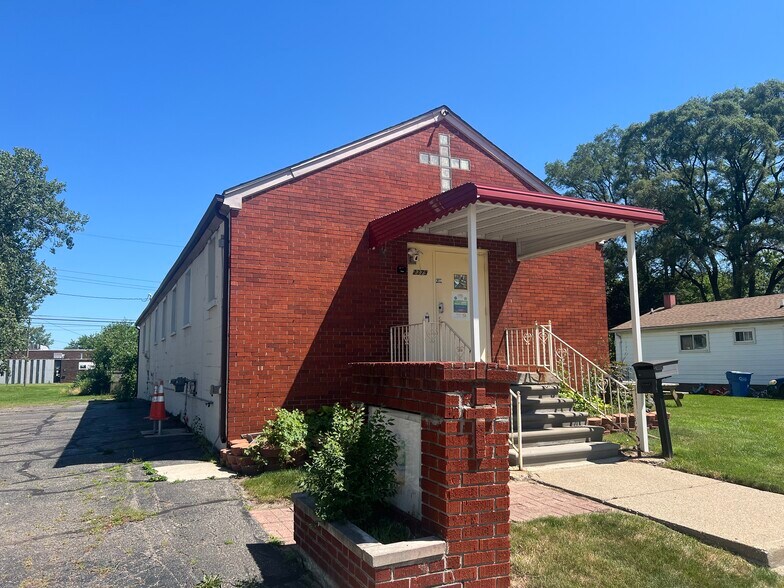 2379 Emmons Ave, Warren, MI à louer - Photo de l’immeuble – Image 1 sur 15