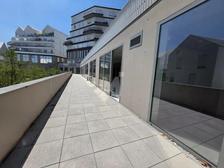 Bureau dans Avon à vendre - Photo de l’immeuble – Image 2 sur 14