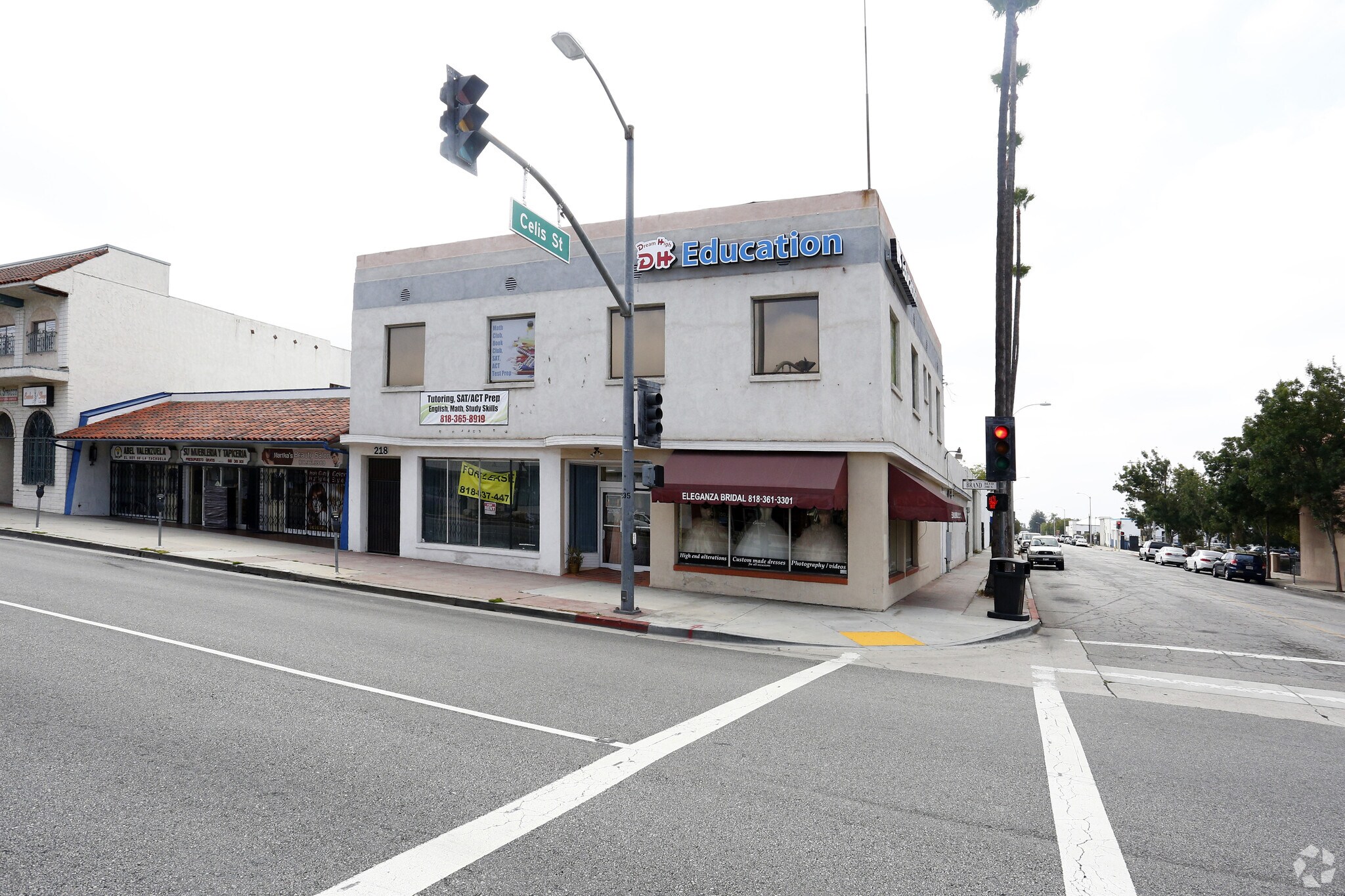 216-220 S Brand Blvd, San Fernando, CA à louer Photo principale– Image 1 sur 33