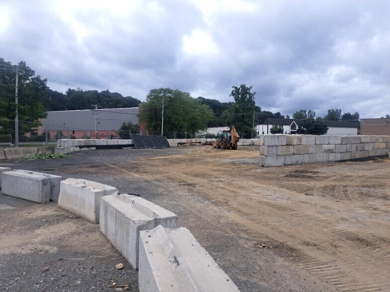 22 Robert Bonazzoli Ave, Hudson, MA à louer - Photo de l’immeuble – Image 2 sur 5