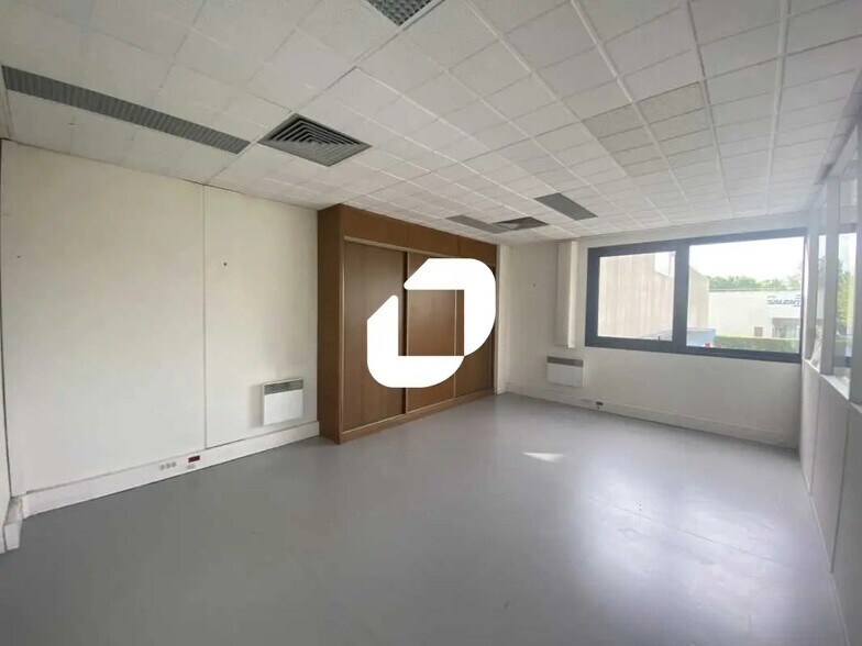 Bureau dans SAINT-OUEN-L'AUMONE à louer - Photo de l’immeuble – Image 2 sur 6