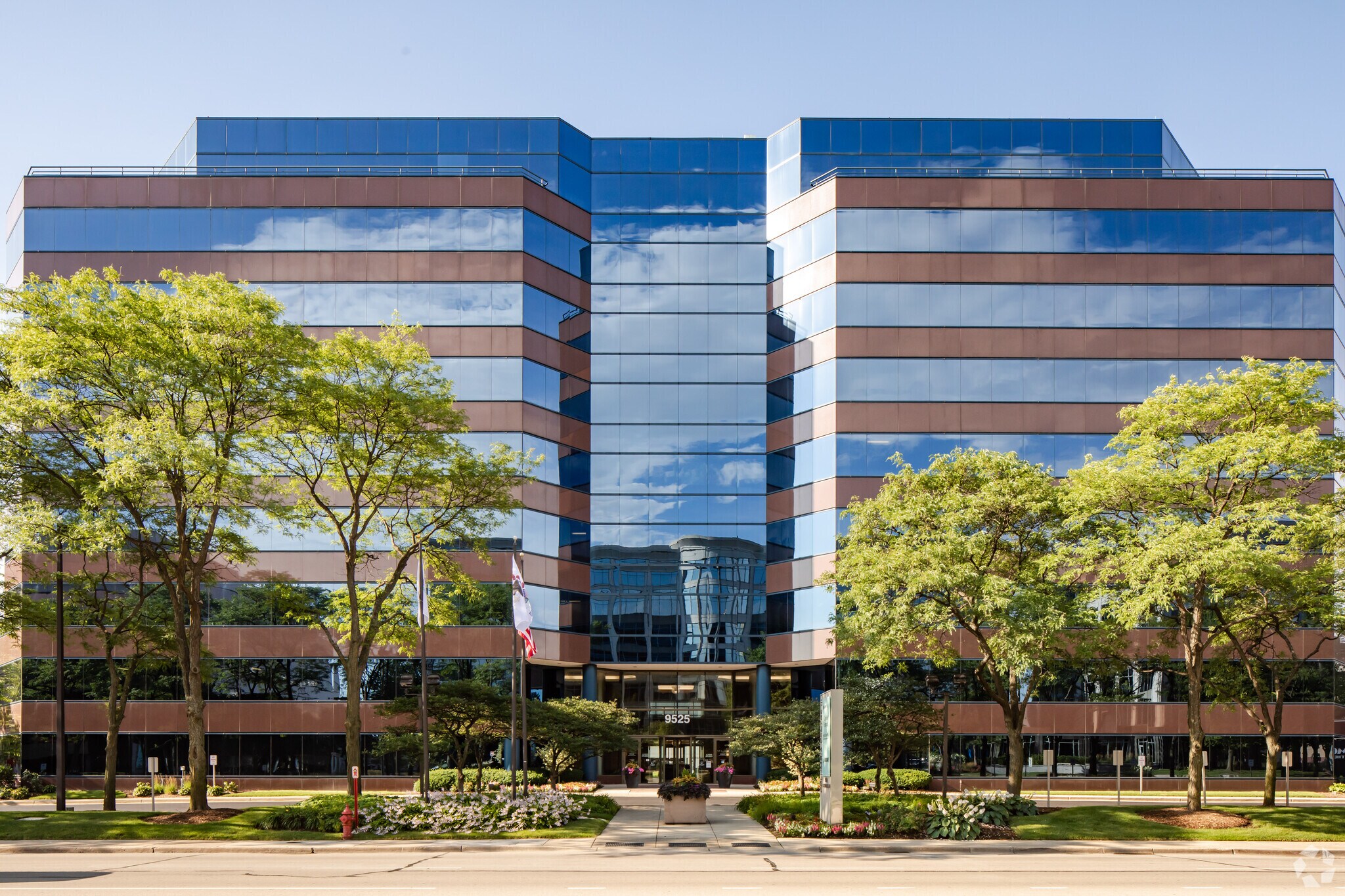 9525 W Bryn Mawr Ave, Rosemont, IL à louer Photo de l’immeuble– Image 1 sur 5
