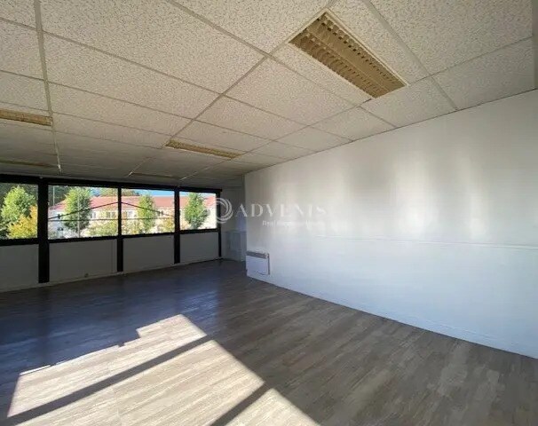 Bureau dans Voisins-le-Bretonneux à louer - Photo de l’immeuble – Image 2 sur 3