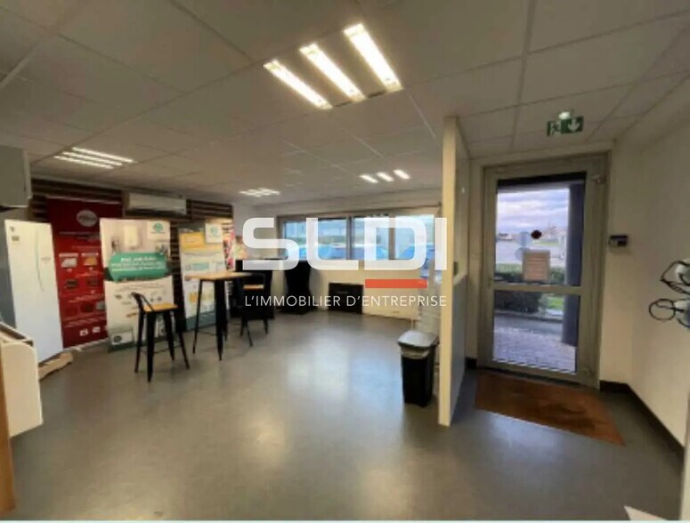 Bureau dans Décines-Charpieu à louer - Photo de l’immeuble – Image 1 sur 9