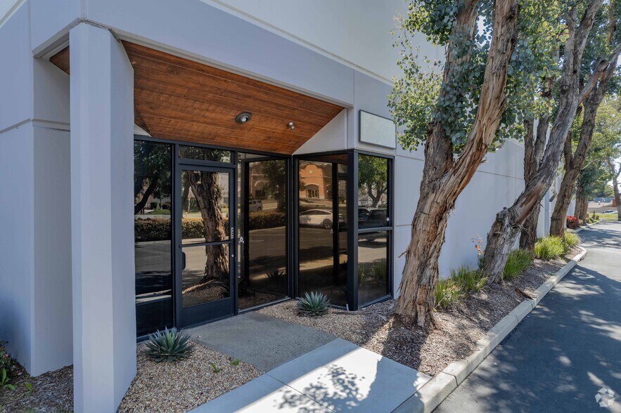 9370 7th St, Rancho Cucamonga, CA à louer - Photo de l’immeuble – Image 2 sur 9